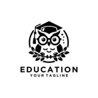 Eule Logo mit Abschluss Hut. Bildung Logo Design vektor