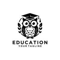 Eule Logo mit Abschluss Hut. Bildung Logo Design vektor