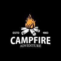 Jahrgang Verbrennung Lagerfeuer mit ein groß Flamme zum Camping Logo Design vektor