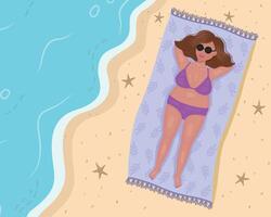 en flicka är solbad på de strand. en knubbig flicka mot de bakgrund av tropisk sand och hav. en skön flicka i en lila baddräkt är solbad på de strand. illustration av de strand. vektor