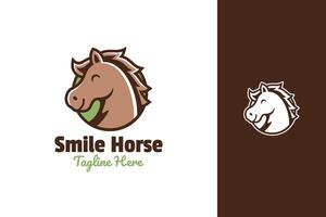 lächelnd Pferd Karikatur Logo Design vektor