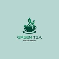 en enkel logotyp design för en grön te företag terar en grön kopp med grön te löv inuti, Sammanträde på en fat vektor