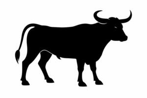 schwarz Silhouette von ein Stier mit gebogen Hörner isoliert auf ein Weiß Hintergrund. einfach Grafik Kunst. Bauernhof Tier, Vieh Design, Landwirtschaft Konzept vektor