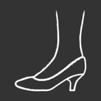 Kätzchen Ferse Schuhe Kreidesymbol. Frau stilvolles formelles Schuhdesign. weibliche lässige und formale Retro-Pumps Seitenansicht. modisches Accessoire für Damenbekleidung. isolierte vektortafelillustration vektor