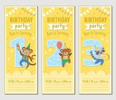 Satz von Grußkartenvorlagen für Geburtstagsfeiern mit süßen Tieren und 1, 2, 3 Zahlen. vertikales Jubiläumsposter oder Einladung für Kinder. Feiertagslesezeichenillustration mit Affen, Bären, Waschbären vektor