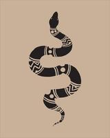 das abstrakte Objekt im zeitgenössischen skandinavischen Stil. Silhouette Tinte Vektor-Illustrationen einer Schlange, die ein Ornament-Muster auf der Rückseite hat.