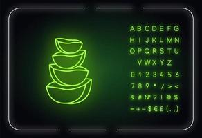 Aloe Vera schneidet Neonlichtsymbol. Kaktus schneiden. Pflanzeninhaltsstoff für Kosmetik. Heilkräuter. äußerer Leuchteffekt. Schild mit Alphabet, Zahlen und Symbolen. Vektor isolierte RGB-Farbillustration