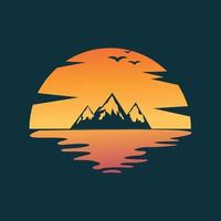 Berg bei Sonnenuntergang Logo-Vorlagen-Design-Vektor vektor