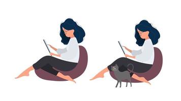 das mädchen sitzt auf einem hocker und arbeitet am tablet. Eine Frau mit Tablet sitzt auf einem großen Hocker. die Katze reibt am Bein des Mädchens. Vektor. vektor