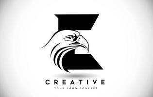 bokstaven e eagle logotyp med kreativa eagle head vektorillustration. vektor
