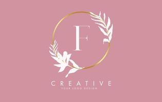 f-Brief-Logo-Design mit goldenem Kreis und weißen Blättern auf Ästen herum. Vektor-Illustration mit f-Buchstaben. vektor
