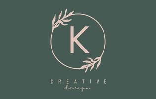 Buchstabe k-Logo mit Kreisrahmen und Pastellblättern-Design. abgerundete Vektorillustration mit Buchstaben k und Pastellblatt. vektor