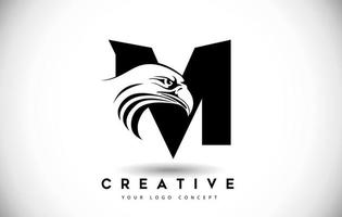 bokstaven m eagle logotyp med kreativa eagle head vektorillustration. vektor