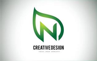 n leaf logotyp brev design med gröna blad kontur vektor