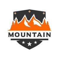bergslandskap sköld logotyp design vektor