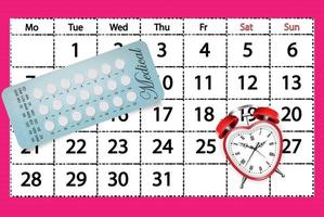 Verhütungspillen auf Kalenderhintergrund mit einem Wecker in Herzform. orale Verhütung für Frauen. Konzept zur Schwangerschaftsplanung. realistische Blisterpackung mit Antibabypillen. vektor