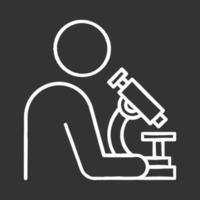 Mann mit Mikroskop-Kreide-Symbol. Wissenschaftler, Arzt bei der Arbeit. organische Chemie. Laborforschung. biologische Experimente durchführen. Medizinische Analyse. isolierte vektortafelillustration vektor