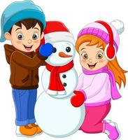 glücklicher Junge und Mädchen, die mit einem Schneemann spielen vektor