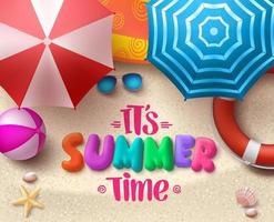 Sommerzeit Vektor bunter Text im Sand mit Sonnenschirmen, Objekten und Elementen unter Palmblättern.
