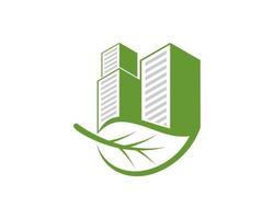 grünes Naturblatt mit Stadtgebäude oben vektor