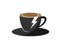 einfache Tasse Kaffee mit Blitzsymbol im Inneren vektor