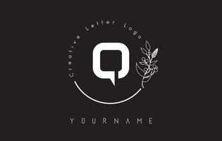 kreatives Anfangsbuchstabe q-Logo mit handgezeichnetem Blumenelement und Blatt des Schriftzugkreises. vektor