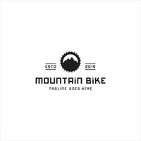 Kombination aus Ausrüstung und Kette mit Mountainbike-Logo vektor