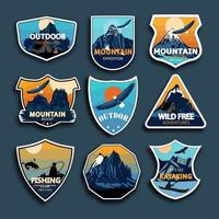 Satz von neun Bergreiseemblemen. Camping Outdoor-Abenteuer Embleme, Abzeichen und Logo-Patches. vektor