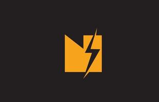 n gul svart alfabetet bokstavslogotyp ikon. elektrisk blixtdesign för kraft- eller energiföretag vektor