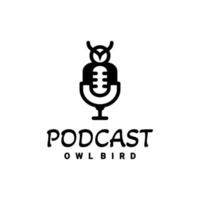 Doppelbedeutungslogo-Design-Kombination aus Mikrofon-Podcast und Eulenvogel vektor