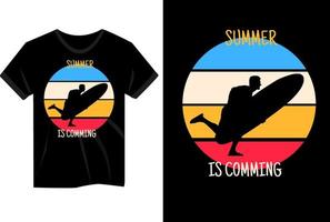 sommaren kommer med surfer vintage t-shirt design vektor