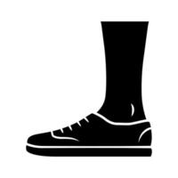 Glyphen-Symbol für Trainer. modische Schuhe für Damen und Herren. Unisex-Casual-Turnschuhe, moderne bequeme Tennisschuhe. männliche und weibliche Mode. Silhouettensymbol. negativer Raum. vektor isolierte illustration