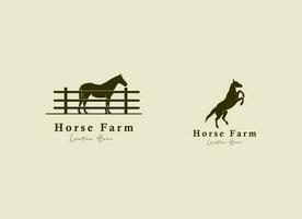 Pferdesilhouette hinter Holzzaunkoppel für Vintage-Retro-Landschaft Western Country Farm Ranch Logo-Design vektor