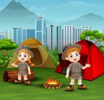 Cartoon-Kinder im Explorer-Outfit, die im Stadtpark campen vektor