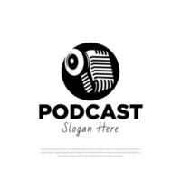 podcast-logotypdesign. emblem mall med retro mikrofon. designelement för logotyper, etiketter, emblem, skyltar. vektor illustration