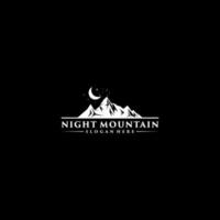 natt bergslandskap logotyp på svart bakgrund vektor
