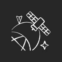 Satellitenstandort im Weltraum Kreideweißes Symbol auf dunklem Hintergrund. Künstliche Satellitenpositionierung, Status, Untersuchung von Zustandsinformationen. isolierte vektortafelillustration auf schwarz vektor