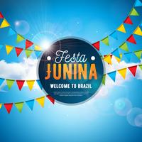 Festa Junina Illustration mit Parteiflaggen und Typografie-Buchstaben auf blauem Hintergrund des bewölkten Himmels. Vektor Brasilien Juni Festival Design