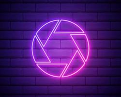 Blendenzeichen Neon-Symbol. Foto- und Videokonzept. vektorillustration eines zeichens für design, website, dekoration, online-shop lokalisiert auf backsteinmauer vektor