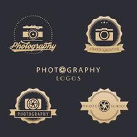 fotografielogos, fotoschule, fotografembleme, retrokamera, öffnung, gold auf dunkel, vektorillustration vektor