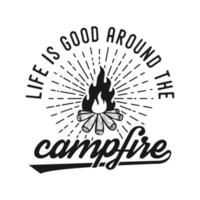 das Leben ist um die Vintage Typografie des Lagerfeuers gut, die Slogan-T - Shirt-Designillustration des Retro- Bergcampings wandert vektor