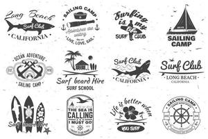satz segelcamp, yachtclub und surfclubabzeichen. Vektor. konzept für hemd, druck, stempel. Vintage-Typografie-Design mit Surfbrett und Segelboot-Silhouette. extremer Wassersport. vektor