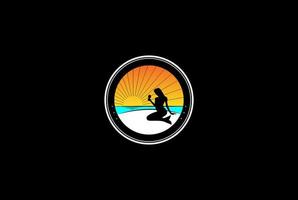 Sonnenuntergangstrand mit Meerjungfrau-Mädchen-Silhouette für Bar-Pub-Logo-Design-Vektor