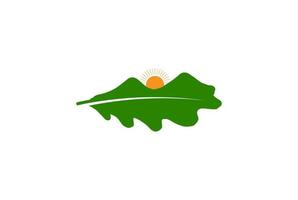 Eichenblatt mit Sunrise Mountain Logo Design Vektor