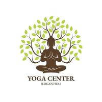 Yoga-Pose mit Blätter-Logo-Design vektor