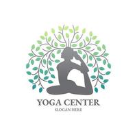 Yoga-Pose mit Blätter-Logo-Design vektor