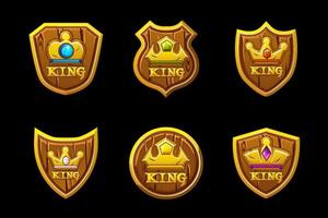 satz holzschilde mit goldenen kronen des königs. Schilde in verschiedenen Formen und Logo-König. vektor