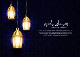 realistische islamische grußkarte und arabische kalligrafie. hängende leuchtende laternen und arabische muster. ramadan kareem illustration auf einem dunkelblauen hintergrund. vektor