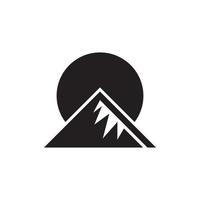 Bergsilhouette mit Mond-Logo-Design vektor