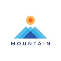 modern berg och sol logotyp design vektor